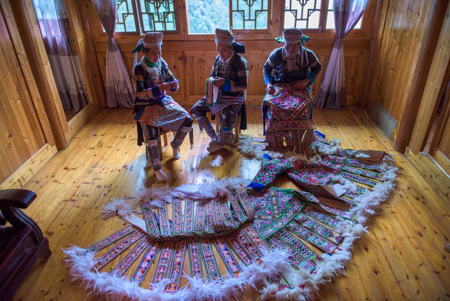 Traje de los cien pájaros de la etnia Miao