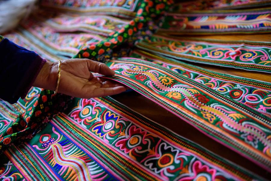 Traje de los cien pájaros de la etnia Miao