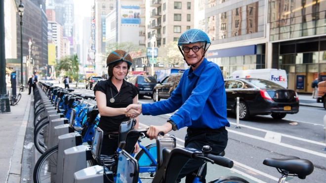 El increíble casco de bicicleta hecho con papel gana premio Dyson a la innovación