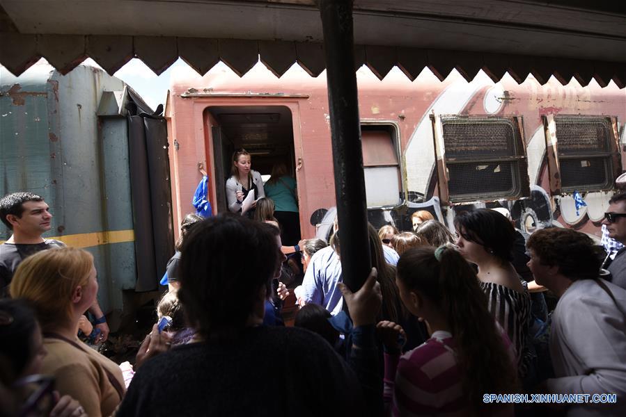 Residentes del pueblo San Bautista suben a un tren que viaja hacia Montevideo para participar en el evento "Un Pueblo al Solís", en San Bautista, Uruguay, el 19 de noviembre de 2016. De acuerdo con información de la prensa local, "Un Pueblo al Solís" es una iniciativa que consiste en trasladar a público procedente del interior del país a presenciar espectáculos en el Teatro Solís, y es un esfuerzo en conjunto del Ministerio de Educación y Cultura, la Intendencia de Montevideo a través de su Departamento de Cultura y el Teatro Solís. (Xinhua/Nicolás Celaya)