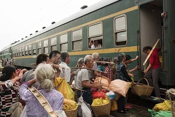 China: Tren gratuito para campesinos