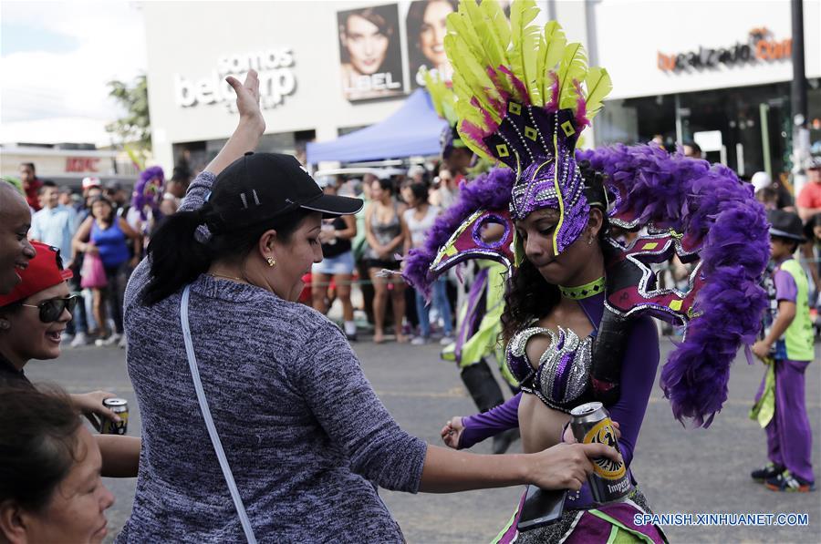 Personas participan durante el Carnaval Navide?o de San José, llevado a cabo en la ciudad de San José, capital de Costa Rica, el 27 de diciembre de 2016. El carnaval, que es una tradición de la época navide?a en la ciudad de San José, contará con comparsas, carros antiguos y difraces, de acuerdo con información de la prensa local. (Xinhua/Kent Gilbert)