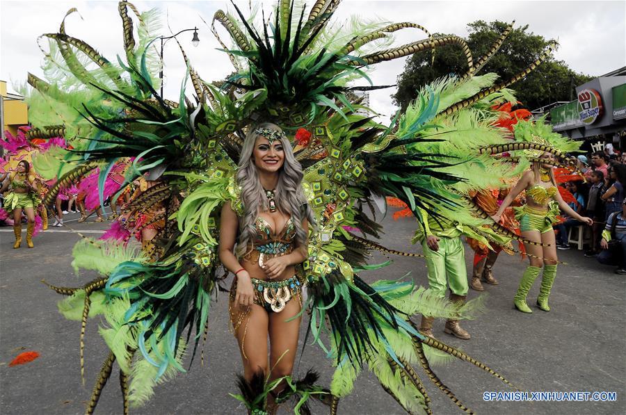 Bailarines participan durante el Carnaval Navide?o de San José, llevado a cabo en la ciudad de San José, capital de Costa Rica, el 27 de diciembre de 2016. El carnaval, que es una tradición de la época navide?a en la ciudad de San José, contará con comparsas, carros antiguos y difraces, de acuerdo con información de la prensa local. (Xinhua/Kent Gilbert)