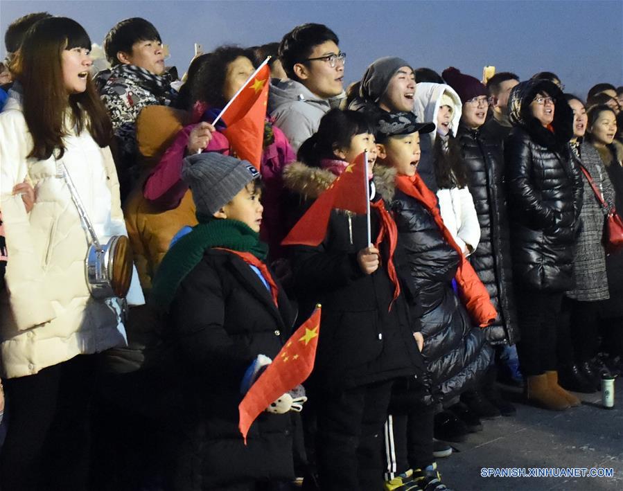 Personas participan durante la ceremonia de izamiento de la bandera nacional en la Plaza Tian'anmen en Beijing, capital de China, el 1 de enero de 2017. Más de 26,000 personas acudieron a la ceremonia para darle la bienvenida al A?o Nuevo. (Xinhua/Zhang Chenlin)