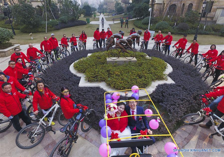 Ceremonia de boda particular en bici