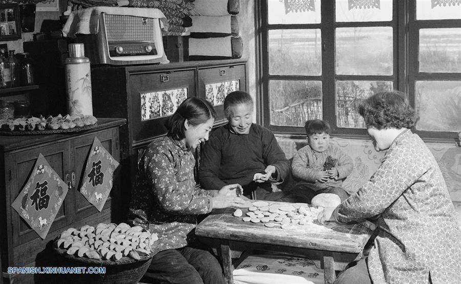  Imagen de archivo tomada en 1962, de una familia elaborando dumplings para el Festival de Primavera en el condado de Kaiyuan de la provincia de Liaoning, en el noreste de China. El espíritu más importante del A?o Nuevo Lunar chino, o Festival de Primavera, es la reunión familiar. Es también la mejor época para que las personas de todas las edades se reúnan a disfrutar de una deliciosa comida. (Xinhua/Cui Baolin)