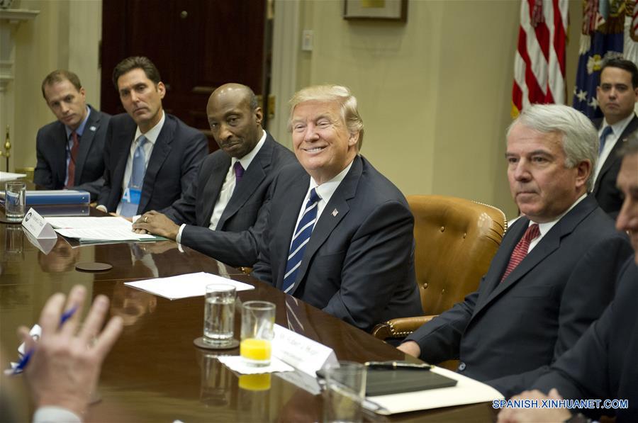 Trump pide a farmacéuticas de EEUU bajar precios y producir en el país