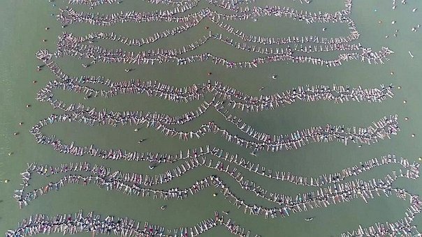 Establecen impresionante récord mundial de personas flotando sobre una laguna