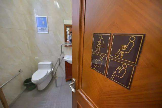 China planea instalar más ba?os neutros en lugares turísticos