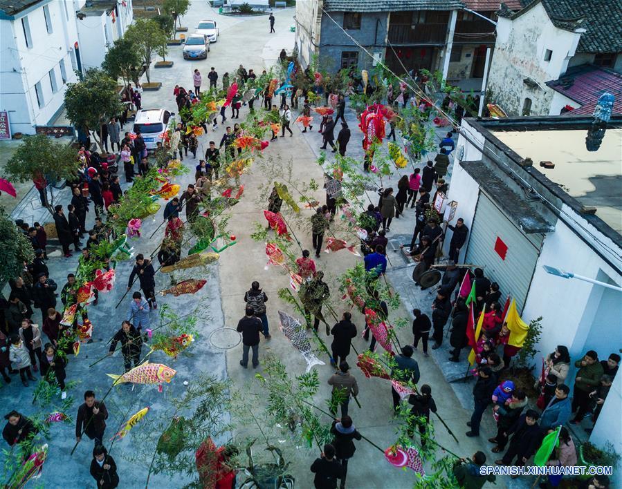 Celebran fiesta de linternas en Zhejiang