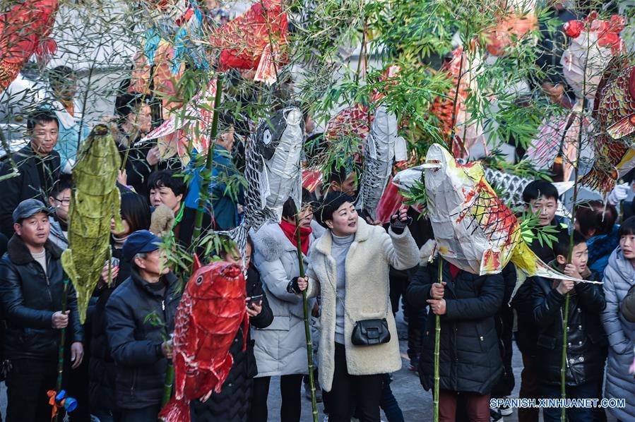 Celebran fiesta de linternas en Zhejiang