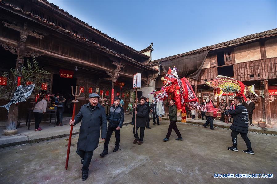 Celebran fiesta de linternas en Zhejiang