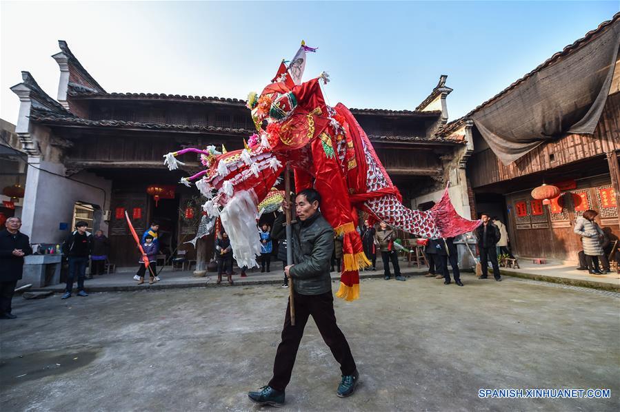 Celebran fiesta de linternas en Zhejiang