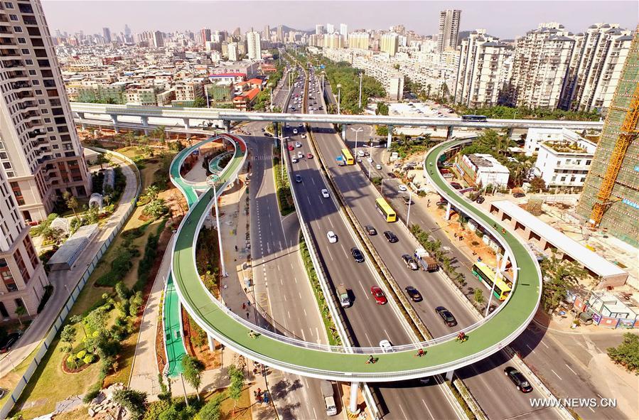 El primer carril elevado para bicicletas de China inicia pruebas con ciclistas