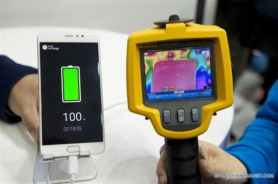 Un trabajador del fabricante de teléfonos inteligentes Meizu muestra la temperatura de un dispositivo luego de la carga de la batería alcanzando los 30 grados centígrados, durante el Congreso Mundial de Móviles (MWC, por sus siglas en inglés) 2017, en Barcelona, Espa?a, el 28 de febrero de 2017. La empresa Meizu presenta la tecnología Super mCharge permitiendo una carga completa de la batería del dispositivo en aproximadamente 20 minutos, durante el segundo día del Congreso Mundial de Móviles 2017. (Xinhua/Lino De Vallier)