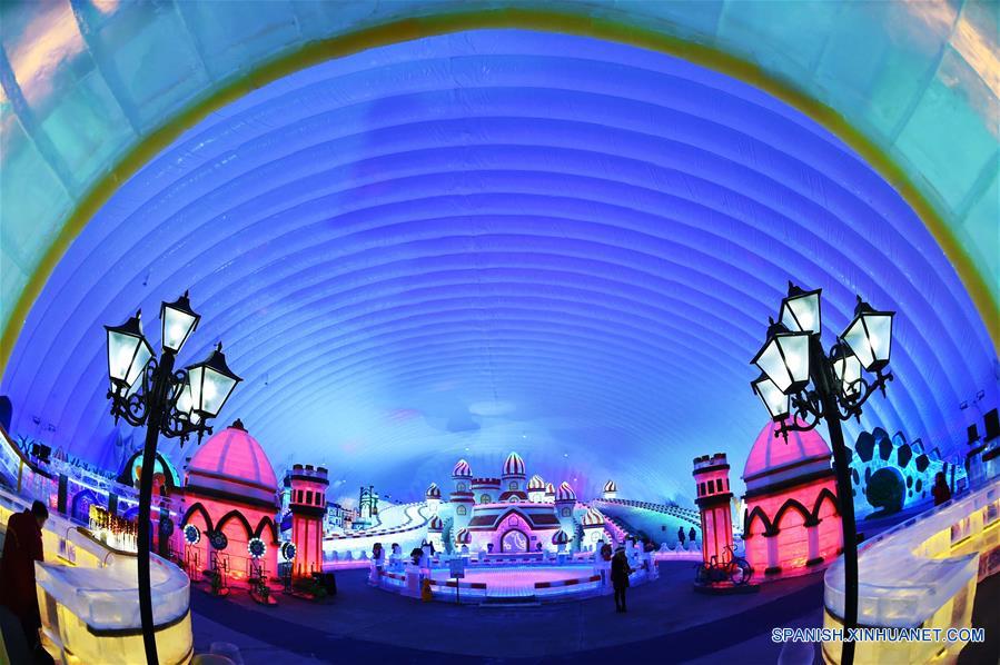 HARBIN, marzo 5, 2017 (Xinhua) -- Personas visitan el Parque Temático Mundo de Nieve en Harbin, capital de la provincia de Heilongjiang, en el noreste de China, el 5 de marzo de 2017. El paruqe, que abrió el domingo, fue construido dentro de una membrana inflable, ocupando 6,000 metros cuadrados y puede mantener su temperatura interior de menos 7 grados centígrados todo el a?o. (Xinhua/Wang Jianwei)