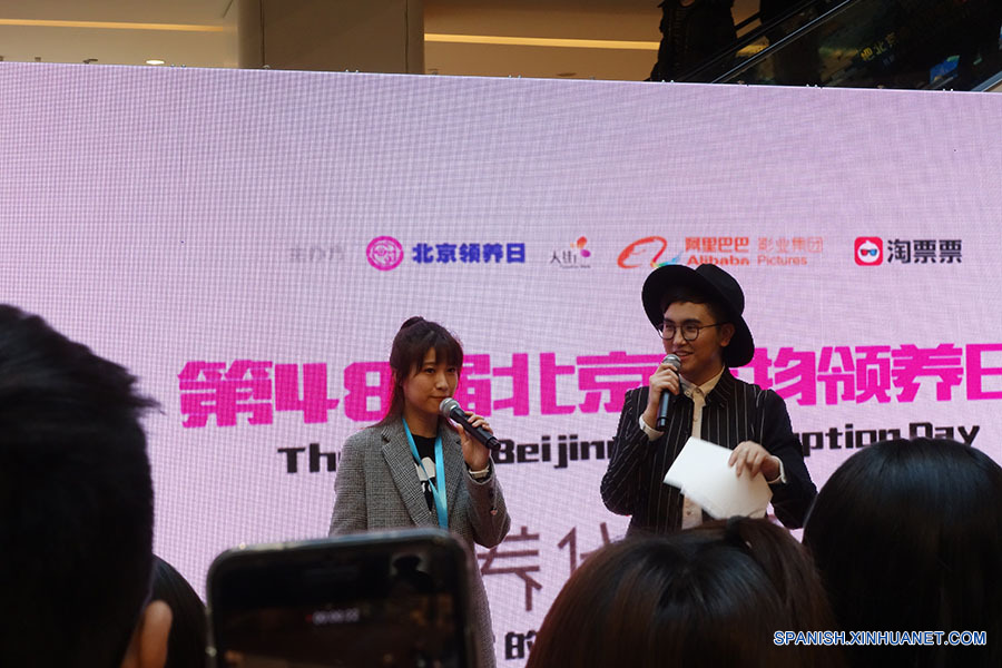 Yueyue, conocida presentadora de la televisión BTV compartió su experiencia con los animales que ella adoptó, pidiendo al público a que prestara atención y ayudara a los animales callejeros. (foto: El Día de la Adopción de Beijing)