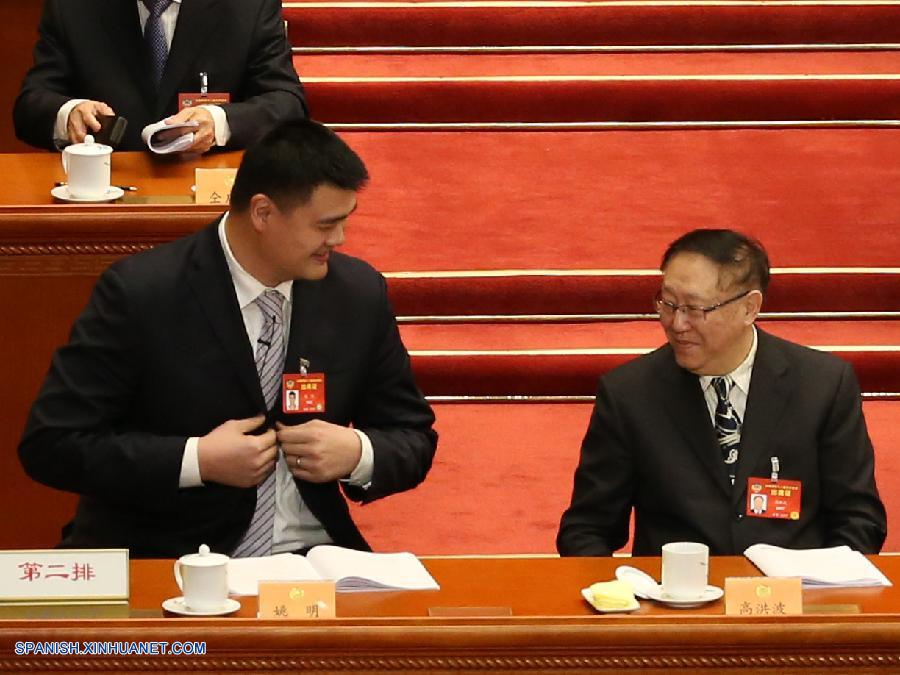 BEIJING, marzo 10, 2017 (Xinhua) -- Yao Ming (i), miembro del XII Comité Nacional de la Conferencia Consultiva Política del Pueblo Chino (CCPPCh), toma su asiento luego de pronunciar un discurso en la tercera reunión plenaria de la quinta sesión del XII Comité Nacional de la CCPPCh, en el Gran Palacio del Pueblo, en Beijing, capital de China, el 10 de marzo de 2017. (Xinhua/Yao Dawei)