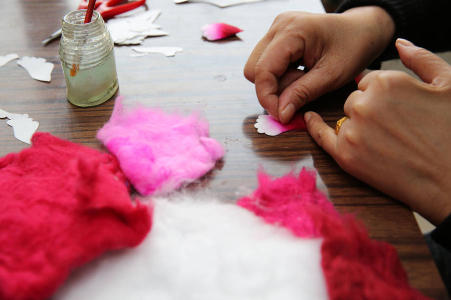 Zhang Baolan trabaja en su casa, ubicada en el distrito Yanta, ciudad de Xi'an, provincia de Shaanxi. [Foto: VCG]