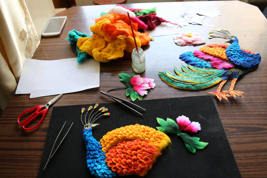 Las herramientas de Zhang Baolan hacer dibujo de algodón. [Foto: VCG]