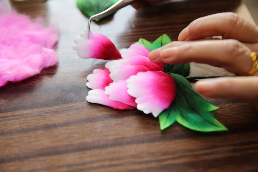 Zhang Baolan trabaja en su casa, ubicada en el distrito Yanta, ciudad de Xi'an, provincia de Shaanxi. [Foto: VCG]