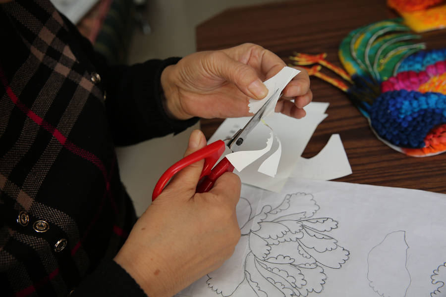 Zhang Baolan trabaja en su casa, ubicada en el distrito Yanta, ciudad de Xi'an, provincia de Shaanxi. [Foto: VCG]