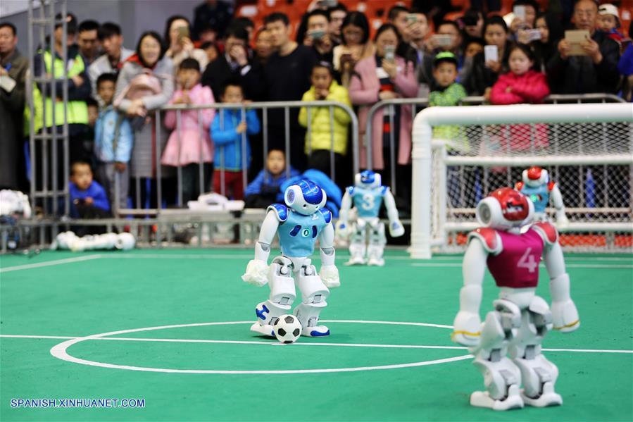 Robots participan en partido de fútbol en RoboCup 2017