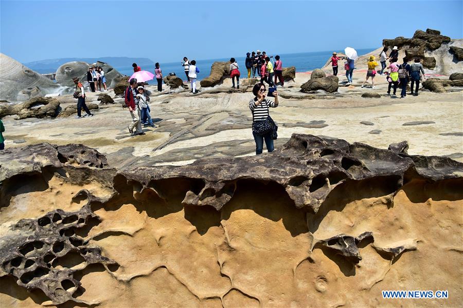 Turistas disfrutan la fantasía paisajística en el Geoparque Yehliu de Taiwán