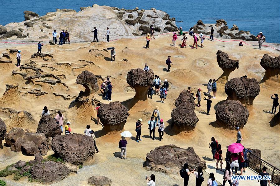 Turistas disfrutan la fantasía paisajística en el Geoparque Yehliu de Taiwán