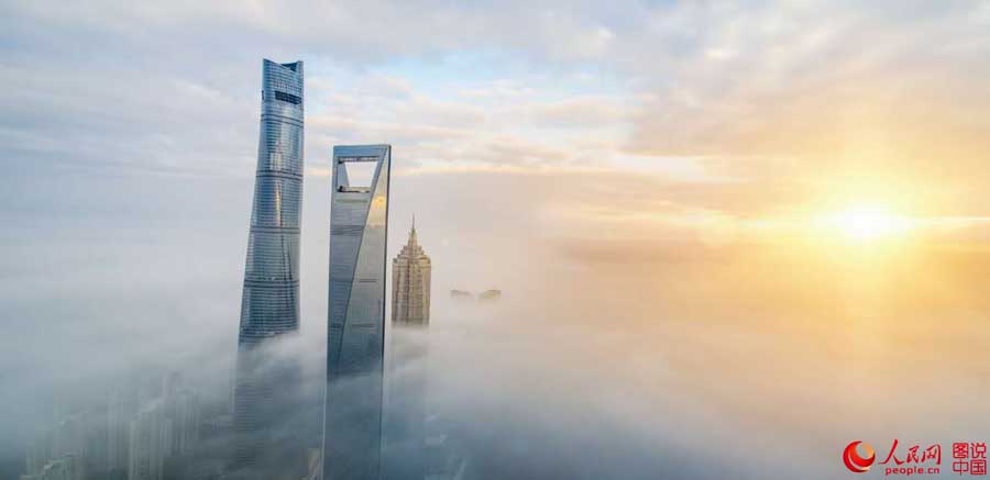 Vistas aéreas de Shanghai flotando en mitad de un cielo futurista