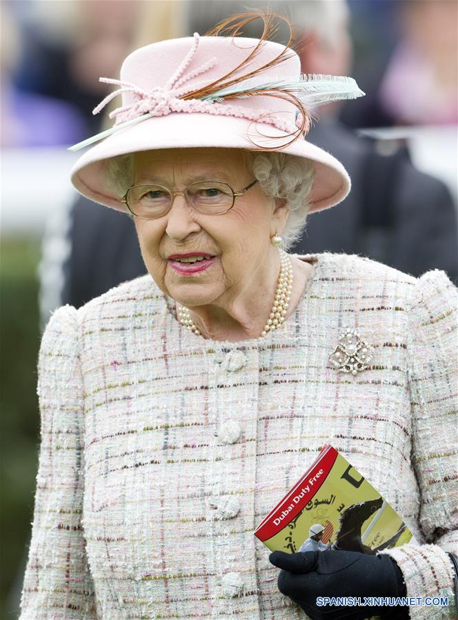  NEWBURY, abril 21, 2017 (Xinhua) -- La reina Isabel II de Reino Unido, asiste a un evento para observar la carrera de caballos en el Hipódromo de Newbury, en la ciudad de Newbury, Reino Unido, el 21 de abril de 2017. La reina Isabel II de Reino Unido celebró su cumplea?os 91 el viernes. (Xinhua/Str)