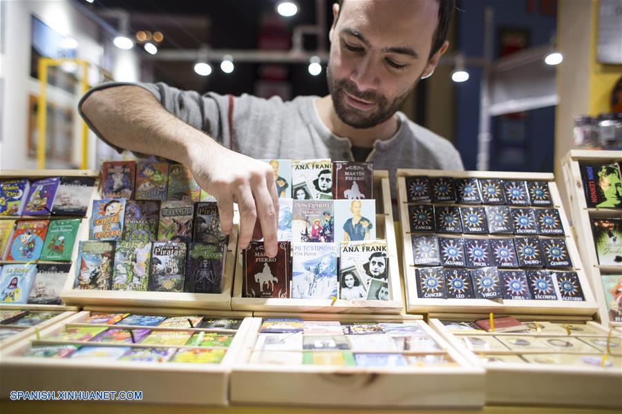 BUENOS AIRES, abril 27, 2017 (Xinhua) -- Un hombre acomoda un libro miniatura durante la 43 Feria Internacional del Libro de Buenos Aires, en Buenos Aires, Argentina, el 27 de abril de 2017. De acuerdo con información de la prensa local, con tres semanas de duración, la Feria Internacional del Libro de Buenos Aires espera recibir a más de un millón de lectores y a más de 10,000 profesionales del libro. (Xinhua/Martín Zabala)