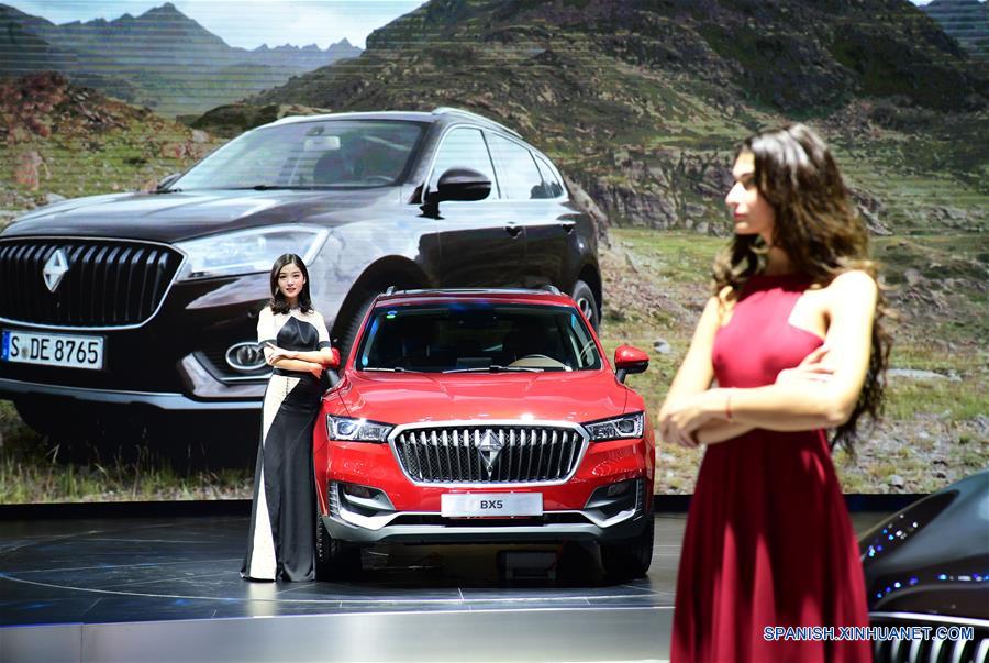 Una modelo presenta un automóvil Borgward en un Salón del Automóvil, en Xi'an, capital de la provincia de Shaanxi, en el noroeste de China, el 28 de abril de 2017. (Xinhua/Shao Rui) 