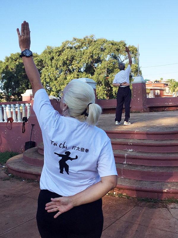 El Taijiquan armoniza en un parque de La Habana