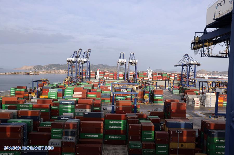 EL PIREO, mayo 7, 2017 (Xinhua) -- Grúas descargan mercancía del buque mercante Cosco Holanda y cargan en una embarcación en el Puerto de El Pireo, Grecia, el 7 de mayo de 2017. Después de pasar 22 días en el mar, el buque mercante Cosco Holanda concluye su viaje de China e Europa después de atravesar la Ruta Marítima de la Seda del Siglo XXI. Desde el Pacífico, pasando del océano Indico al Atlántico, desde el Mar Meridional de China al mar Rojo y al Mediterráneo, la Ruta Marítima de la Seda del Siglo XXI abarca los océanos y se extiende más allá del tiempo y el espacio. Tras recorrer 14,590 kilómetros desde el puerto de aguas profundas de Yangshan, en Shanghai, hasta el puerto griego de El Pireo, el buque mercante Cosco Holanda ha sido testigo de la interconectividad, la estrecha asociación y la cooperación de ganancia mutua entre las dos partes del 16 de abril al 7 de mayo. Como el mayor puerto griego, El Pireo es uno de los diez principales puertos europeos y una de las mayores 50 terminales de contenedores del mundo. Ubicado en el sureste de Grecia, El Pireo es uno de los puertos más cercanos a la principal ruta naviera del Canal de Suez a Gibraltar y sirve como un centro al final de la Ruta Marítima de la Seda del Siglo XXI. (Xinhua/Yan Liang)