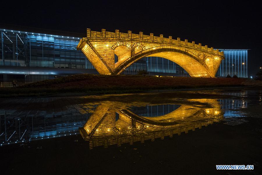 Instalan el 'Puente de Oro sobre la Ruta de la Seda' en Beijing