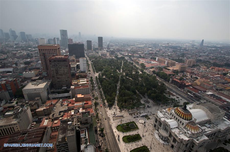 Vista de edificios en medio de esmog en la Ciudad de México, capital de México, el 19 de mayo de 2017.  (Xinhua/Francisco Ca?edo)