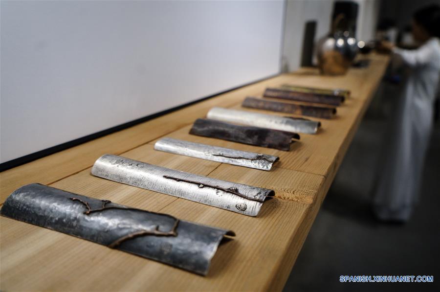 Trabajos de porcelana de Cao Qingli, un artesano de la ciudad de Liuzhou, son exhibidos en el Museo True Color en Suzhou, en la provincia de Jiangsu, en el este de China, el 29 de mayo de 2017. La exhibición muestra más de 90 obras de "juci", una técnica tradicional de arreglar porcelana con grapas. Estará abierta hasta el 31 de diciembre. (Xinhua/Li Xiang)