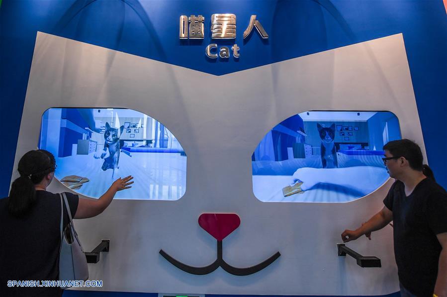 ZHEJIANG, junio 21, 2017 (Xinhua) -- Turistas visitan la "sala de estar de la ciudad mascota", un lugar para presentar la cultura, los conocimientos y los productos relacionados con las mascotas, en el condado de Pingyang de Wenzhou, provincia de Zhejiang, en el este de China, el 21 de junio de 2017. La ciudad mascota de Pingyang es una base multifuncional de la industria de suministro y turismo para mascotas. El condado usado para ser una capital de la industia del cuero y ahora convertido en una capital de la industria de las mascotas después de la modernización industrial. La producción de la industria de las mascotas del condado alcanzó los 3,000 millones de yuanes (aproximadamente 440 millones de dólares estadounidenses) en 2016, incrementándose 15.8 por ciento a?o con a?o. (Xinhua/Xu Yu)