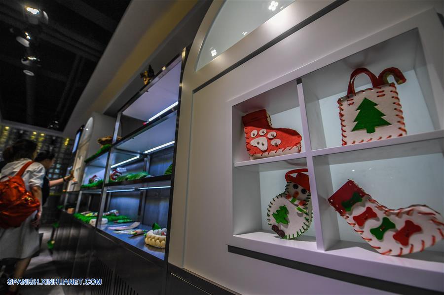 ZHEJIANG, junio 21, 2017 (Xinhua) -- Suministros para mascotas son exhibidos en una empresa, en el condado de Pingyang de Wenzhou, provincia de Zhejiang, en el este de China, el 21 de junio de 2017. La ciudad mascota de Pingyang es una base multifuncional de la industria de suministro y turismo para mascotas. El condado usado para ser una capital de la industia del cuero y ahora convertido en una capital de la industria de las mascotas después de la modernización industrial. La producción de la industria de las mascotas del condado alcanzó los 3,000 millones de yuanes (aproximadamente 440 millones de dólares estadounidenses) en 2016, incrementándose 15.8 por ciento a?o con a?o. (Xinhua/Xu Yu)