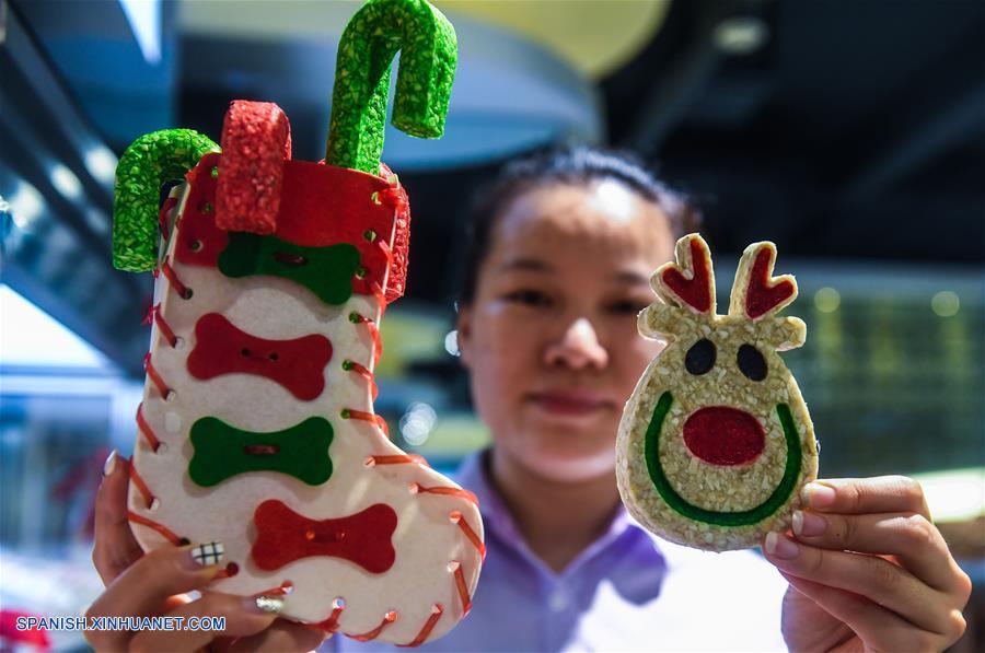 ZHEJIANG, junio 21, 2017 (Xinhua) -- Una empleada muestra los mordederos para mascota, en el condado de Pingyang de Wenzhou, provincia de Zhejiang, en el este de China, el 21 de junio de 2017. La ciudad mascota de Pingyang es una base multifuncional de la industria de suministro y turismo para mascotas. El condado usado para ser una capital de la industia del cuero y ahora convertido en una capital de la industria de las mascotas después de la modernización industrial. La producción de la industria de las mascotas del condado alcanzó los 3,000 millones de yuanes (aproximadamente 440 millones de dólares estadounidenses) en 2016, incrementándose 15.8 por ciento a?o con a?o. (Xinhua/Xu Yu)