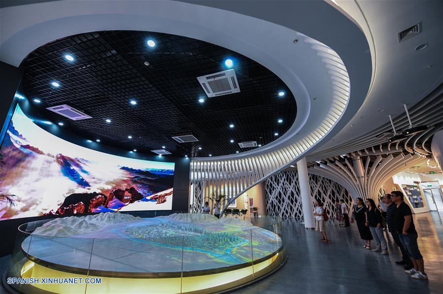 ZHEJIANG, junio 21, 2017 (Xinhua) -- Turistas visitan la "sala de estar de la ciudad mascota", un lugar para presentar la cultura, los conocimientos y los productos relacionados con las mascotas, en el condado de Pingyang de Wenzhou, provincia de Zhejiang, en el este de China, el 21 de junio de 2017. La ciudad mascota de Pingyang es una base multifuncional de la industria de suministro y turismo para mascotas. El condado usado para ser una capital de la industia del cuero y ahora convertido en una capital de la industria de las mascotas después de la modernización industrial. La producción de la industria de las mascotas del condado alcanzó los 3,000 millones de yuanes (aproximadamente 440 millones de dólares estadounidenses) en 2016, incrementándose 15.8 por ciento a?o con a?o. (Xinhua/Xu Yu)