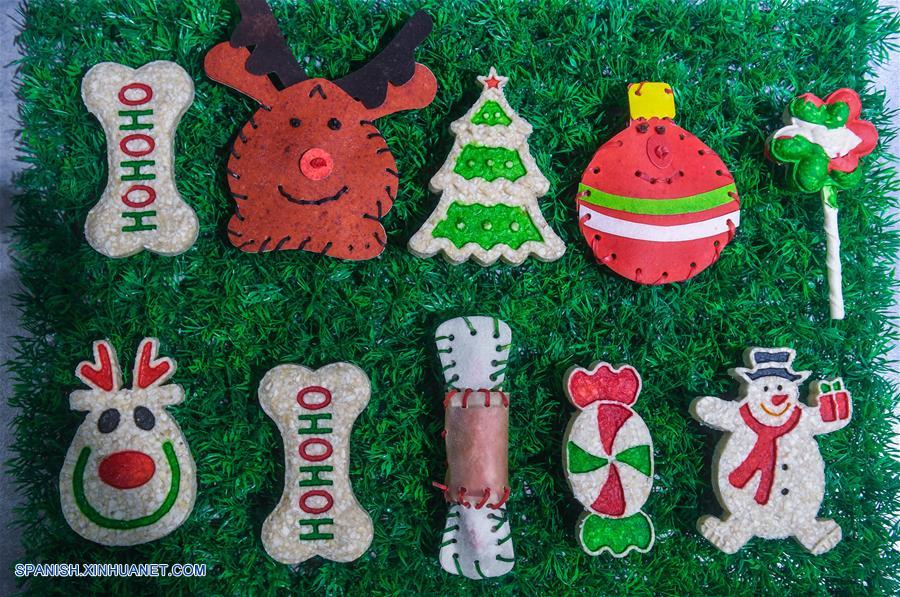 ZHEJIANG, junio 21, 2017 (Xinhua) -- Suministros para mascotas son exhibidos en una empresa, en el condado de Pingyang de Wenzhou, provincia de Zhejiang, en el este de China, el 21 de junio de 2017. La ciudad mascota de Pingyang es una base multifuncional de la industria de suministro y turismo para mascotas. El condado usado para ser una capital de la industia del cuero y ahora convertido en una capital de la industria de las mascotas después de la modernización industrial. La producción de la industria de las mascotas del condado alcanzó los 3,000 millones de yuanes (aproximadamente 440 millones de dólares estadounidenses) en 2016, incrementándose 15.8 por ciento a?o con a?o. (Xinhua/Xu Yu)