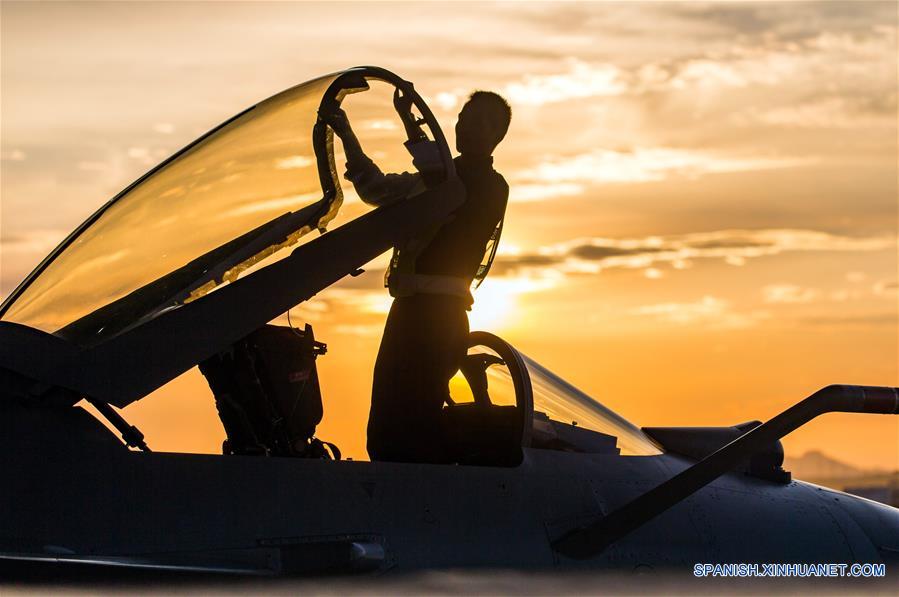 Imagen del 13 de junio de 2017 de un piloto revisando el avión de combate J-10B de China, previo a un entrenamiento de vuelo. La fuerza aérea de China organizará dos competencias del 29 de julio al 12 de agosto como parte de un juego militar internacional, y mandará tropas para participar en otros concursos en el extranjero. El avión de combate J-10B de China participará en la competencia "Aviadarts" de los juegos. (Xinhua/Yang Pan)