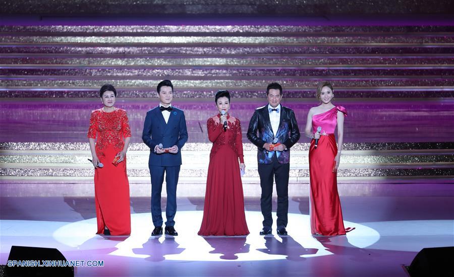 La anfitriona Liza Wang (c), pronuncia un discurso durante una gala de noche llevada a cabo en celebración del 20 aniversario del retorno de Hong Kong a la patria, en Hong Kong, en el sur de China, el 30 de junio de 2017. (Xinhua/Wang Ye)