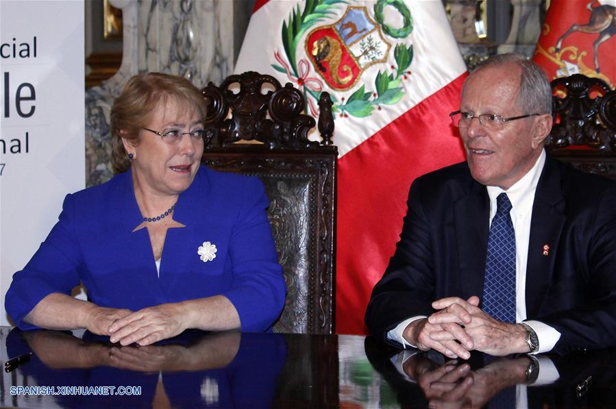 LIMA, julio 7, 2017 (Xinhua) -- El presidente peruano, Pedro Pablo Kuczynski (d), y la presidenta de Chile, Michelle Bachelet (i), participan durante la ceremonia de firma de acuerdos y clausura del Primer Gabinete Binacional Perú-Chile, en el salón dorado del Palacio de Gobierno, en la ciudad de Lima, Perú, el 7 de julio de 2017. El Primer Gabinete Binacional Perú-Chile concluyó el viernes en Lima con diversos acuerdos de interés mutuo y una condena al flagelo de la corrupción, considerada uno de los principales problemas que enfrenta América Latina. El presidente peruano, Pablo Pablo Kuczynski, y su homóloga chilena, Michelle Bachelet, se comprometieron a fortalecer los esfuerzos para combatir este delito, tanto en el ámbito bilateral como multilateral con la cooperación internacional. (Xinhua/Luis Camacho)