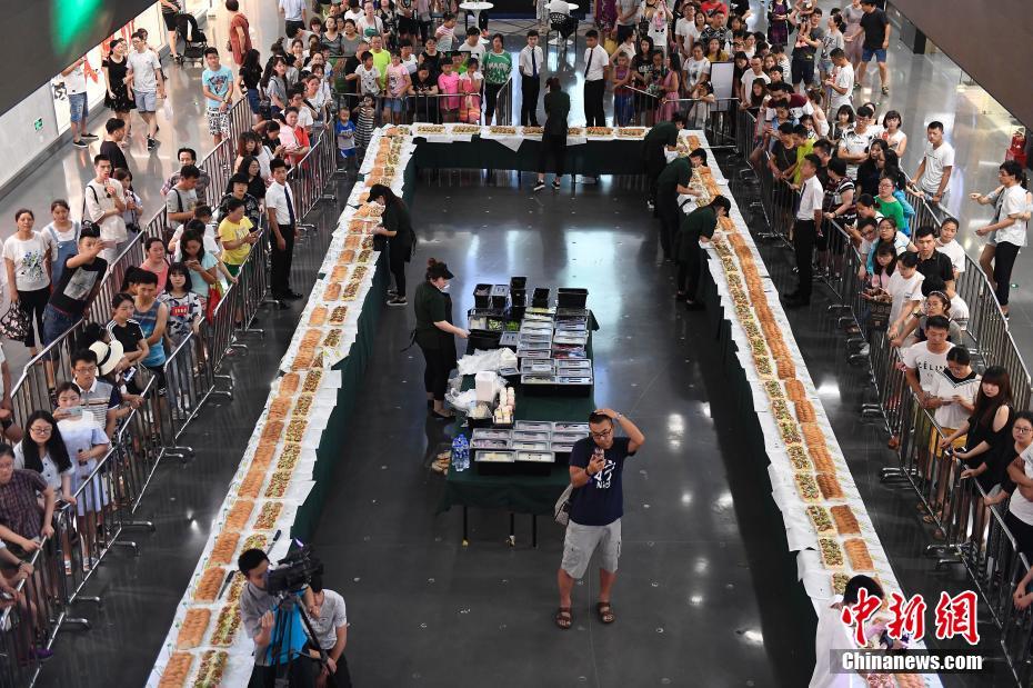 Bocata gratis de 30 metros atrae a muchos hambrientos en Shanxi  4