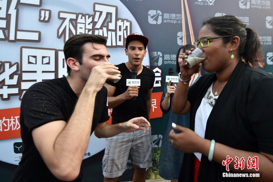 Extranjeros con ojos cerrados degustan platos chinos “vomitivos”