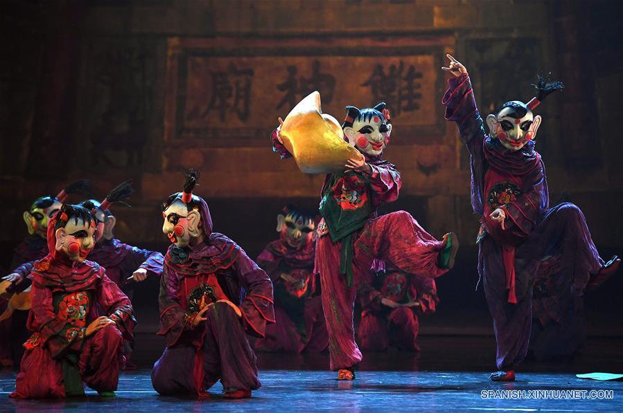 Bailarines presentan el drama de danza "Nuo Love" en el Centro de Artes de Jiangxi