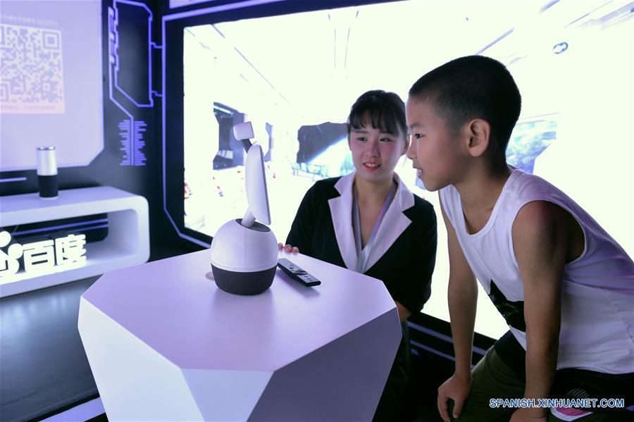 Ni?os juegan con un robot en el autobús de experimentación de Inteligencia Artificial (AI, por sus siglas en inglés), en el Museo de Ciencia y Tecnología de China, en Beijing, capital de China, el 4 de agosto de 2017. Baidu y el Museo de Ciencia y Tecnología de China co-organizaron la ceremonia de lanzamiento del autobús de popularización de la ciencia AI el viernes. Comenzando desde Beijing, el autobús llevará el conocimiento de la AI a cuatro ciudades más en China. (Xinhua/Wang Huajuan)